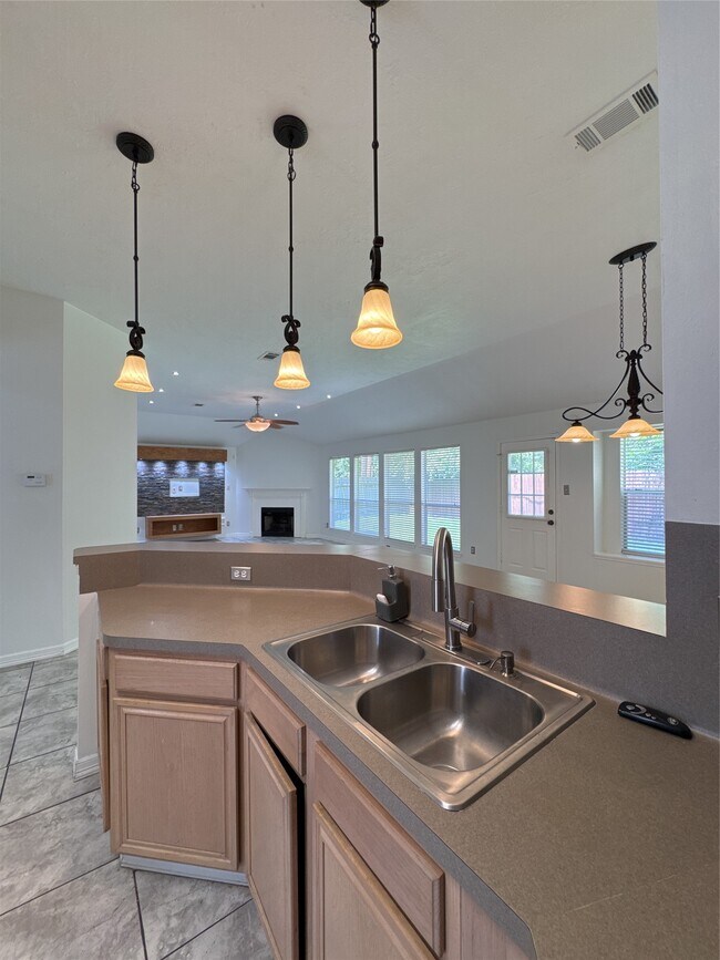 Foto del edificio - 3210 Woodcreek Glen Ln