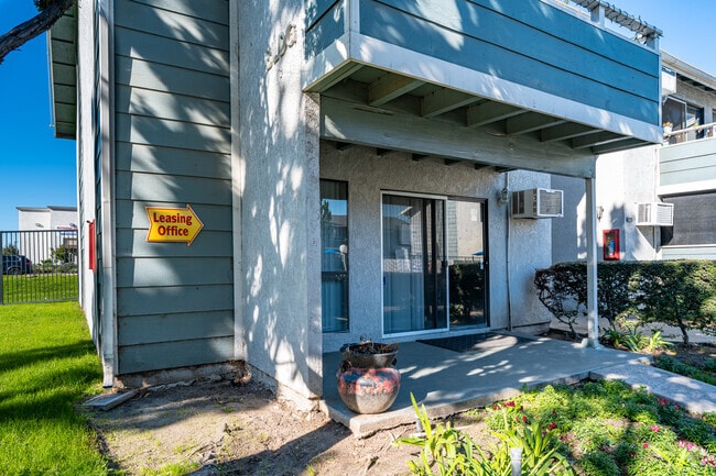 Oficina de arrendamiento - VILLAGE GREEN