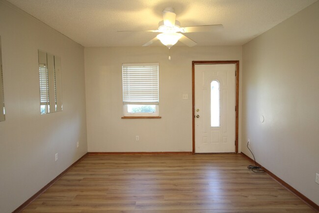 Building Photo - 3 bedroom 2 bathroom home close to Downtow...