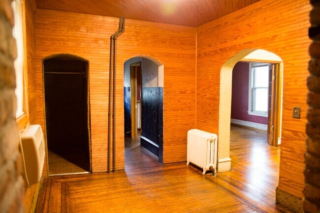 Building Photo - AMAZING LOCATION- 5 Bedroom 2 Bathroom Hou...