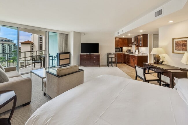 Foto del edificio - Spacious Waikiki Studio, One Block From Fo...