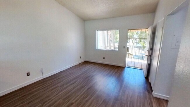Building Photo - PRICE REDUCTION!! Cozy 2 Bedroom 1 Bathroo...