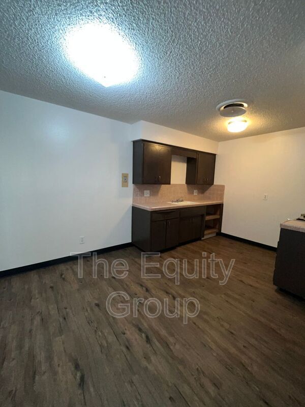 Building Photo - 2837 W Walnut Ave