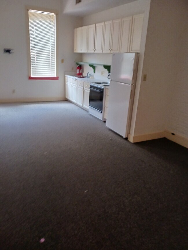 Foto del edificio - 323 N Main St