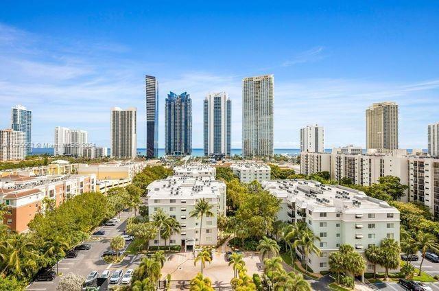 Foto del edificio - 17050 N Bay Rd