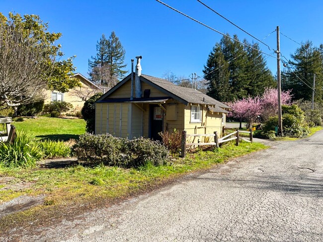 Building Photo - Cozy Studio/Cottage In Desirable Bayside!