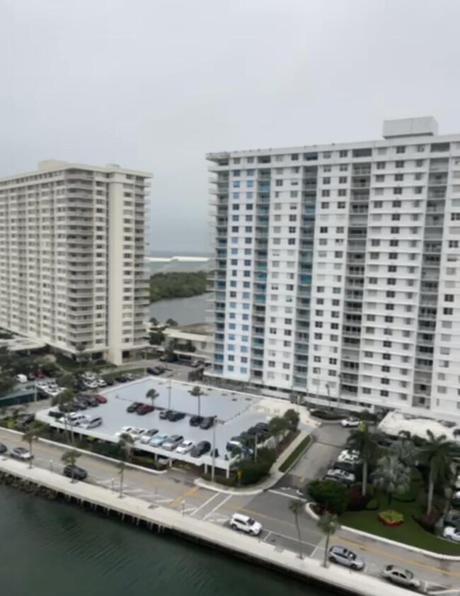 Foto del edificio - 400 Kings Point Dr