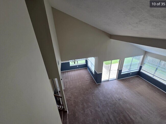 Foto del edificio - 8530 Lake Crystal Dr