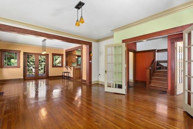 Building Photo - Gorgeous Queen Anne Craftsman, Seattle- $5000