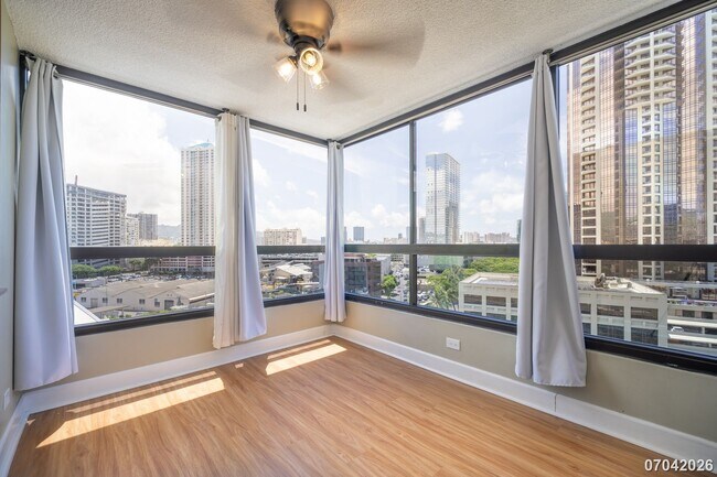 Foto del edificio - Available now!  2br/2ba/1pkg Condo in Royal Capitol Plaza in Kakaako