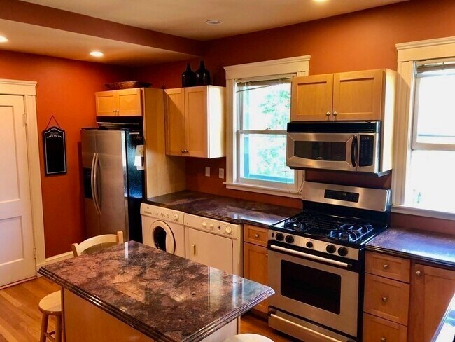 Building Photo - 8 Linden Ct
