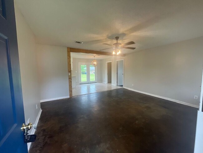 Building Photo - Renovated 4 Bedroom 1.5 Bath Home for Rent!