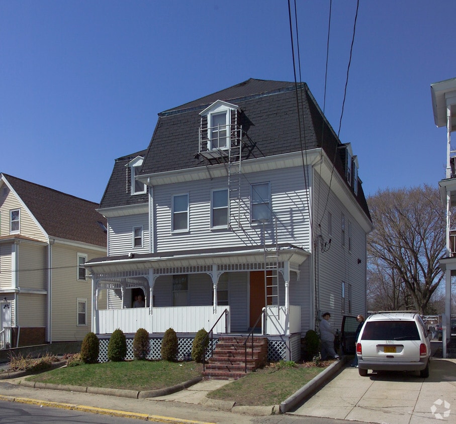Building Photo - 536 Bay St