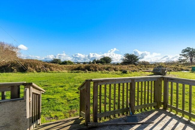 Building Photo - Charming Beach House!