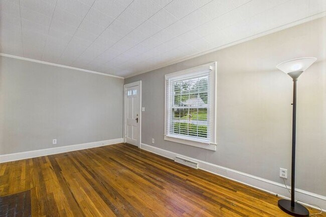 Building Photo - NW - Adorable Updated Home, Hardwood Floor...