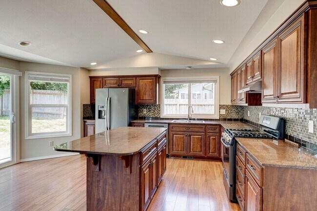 Building Photo - 3 Bed 2 Bath Home Near Town