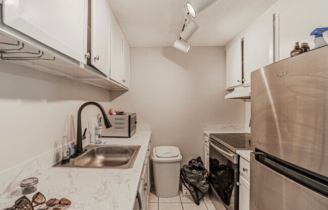 Building Photo - 799 Dahlia St