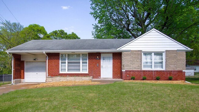 Building Photo - Nice 2 Bedroom Brick Home With 1 Car Garage!