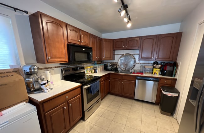 Building Photo - 3 Bedroom 2 Bathroom Condo Near Leetsdale ...
