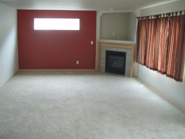 Building Photo - Welcome To SilverCreek