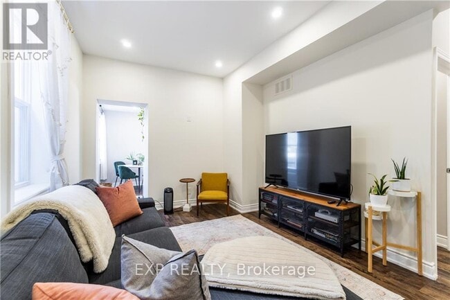 Building Photo - 163 Wentworth St N