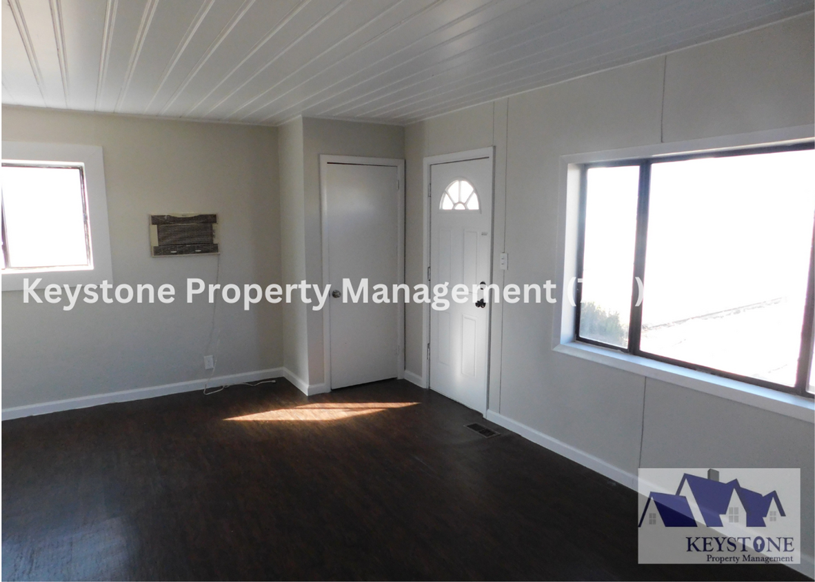 Foto principal - South Side 2 Bedroom/1 Bathroom Rancher on...