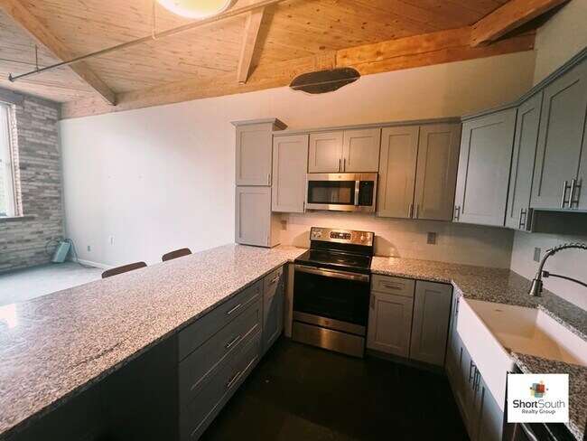 Building Photo - Large 1 Bed 1 Bath Boardwalk Customized Co...