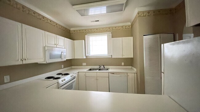 Foto del edificio - REDUCED! Large Unfurnished 2 Bedroom Condo...