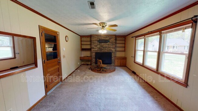 Building Photo - 105 Eastview Cir