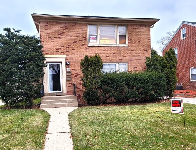 Front - 5044 N Bay Ridge Ave