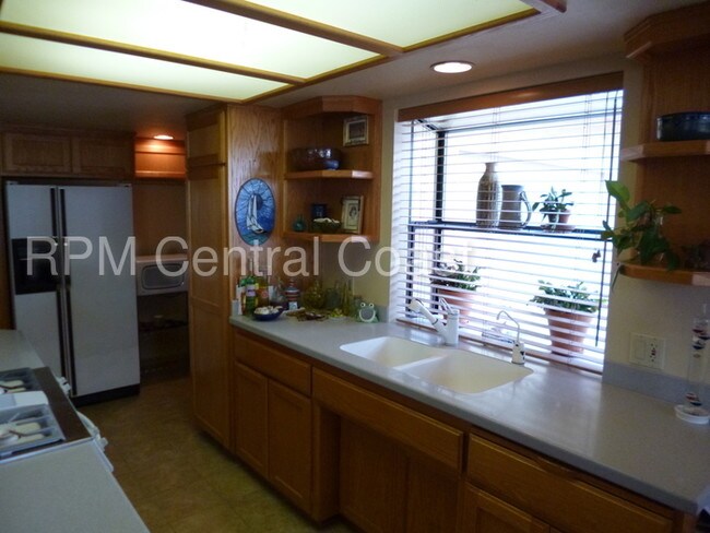 Building Photo - Lease Pending - Morro Bay Beach Cottage