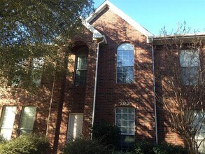 Building Photo - 121 Wildwood Ct