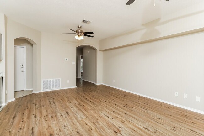 Building Photo - 1013 Clarkston Dr