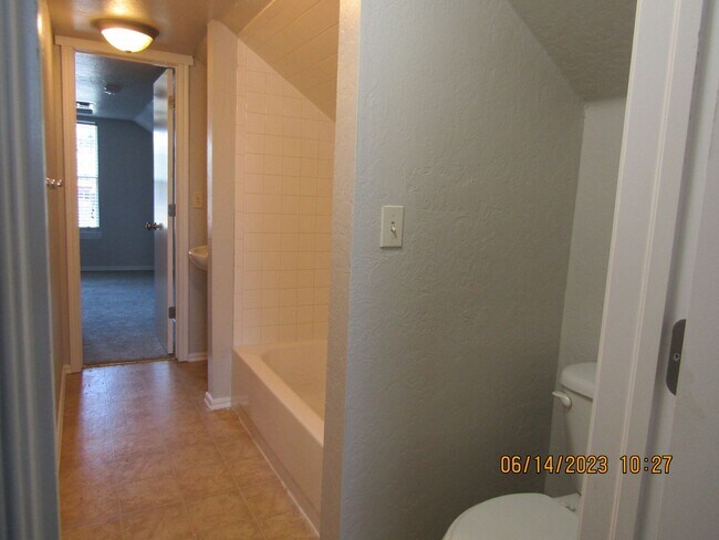 Building Photo - ALL ELECTRIC HOME!! PETS NEGOTIABLE WITH O...
