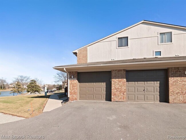 Foto del edificio - 6608 Maple Lakes Dr