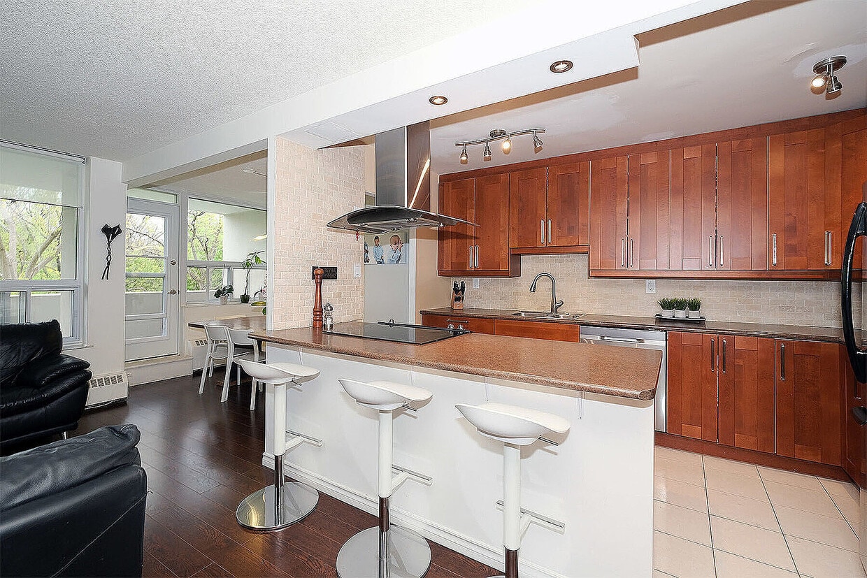 Primary Photo - 65 Southport St