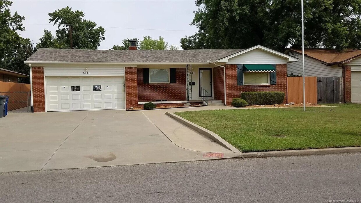 Foto principal - Updated & Renovated in Midtown! 3 Bedrooms...