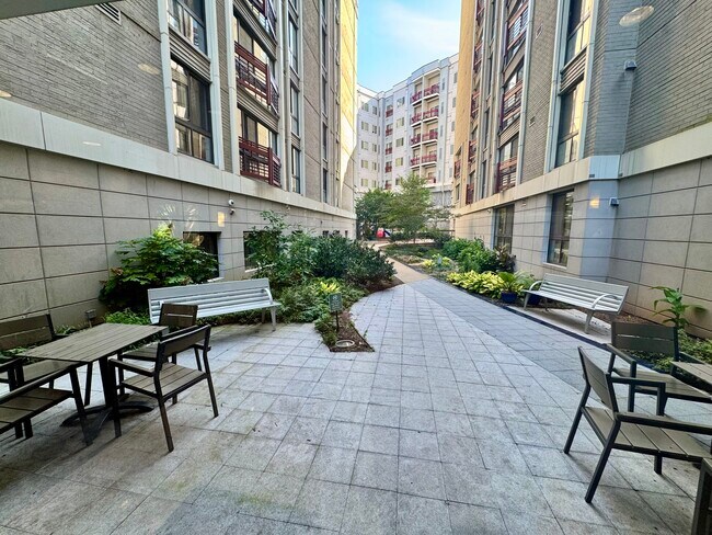 Foto del edificio - 7915 Eastern Ave