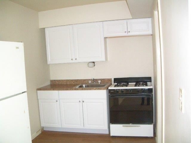 Cocina renovada con nuevos gabinetes y encimeras, apartamento 1 - 7649 Bridgetown Rd