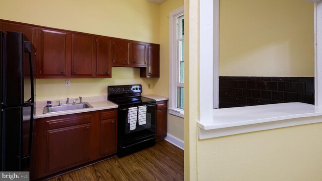 Building Photo - 1 E Jefferson Street Unit B