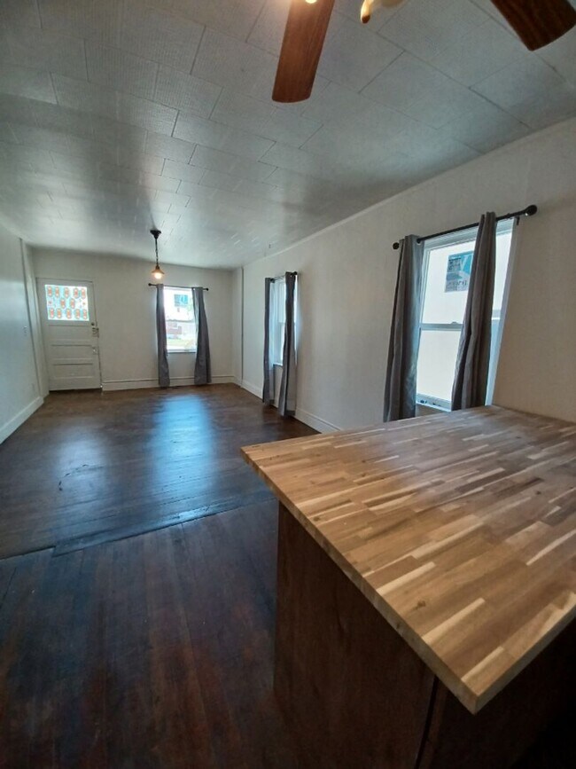 Foto del edificio - 263 N 1st W St