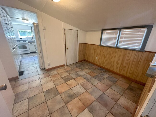 Building Photo - Two bedroom, One bath home