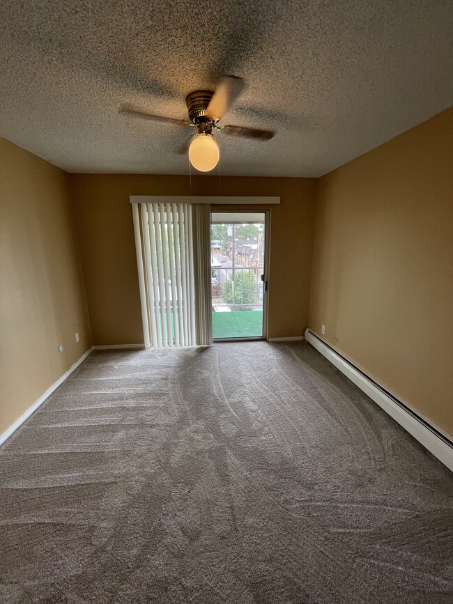 Main bedroom - 5770 E Warren Ave