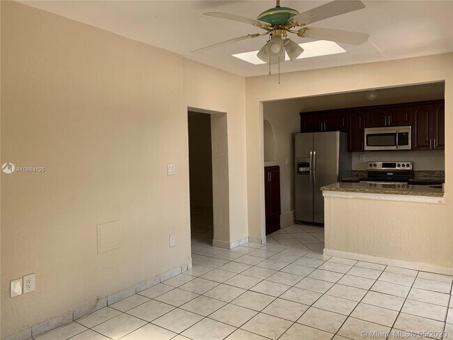 Foto del edificio - 890 W 81st Pl