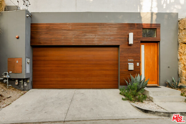 Foto del edificio - 8469 Franklin Ave