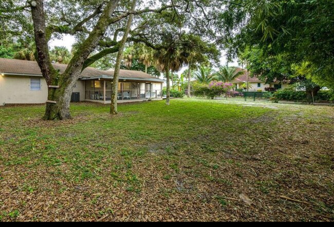 Building Photo - 2045 McLaren Rd