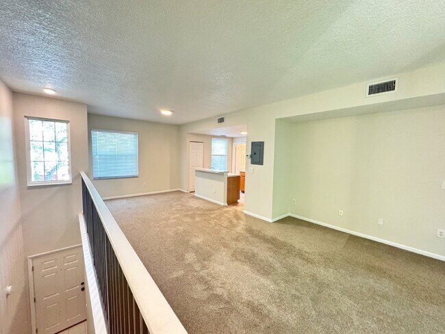 Building Photo - Las Palmas One-Bedroom townhouse with garage