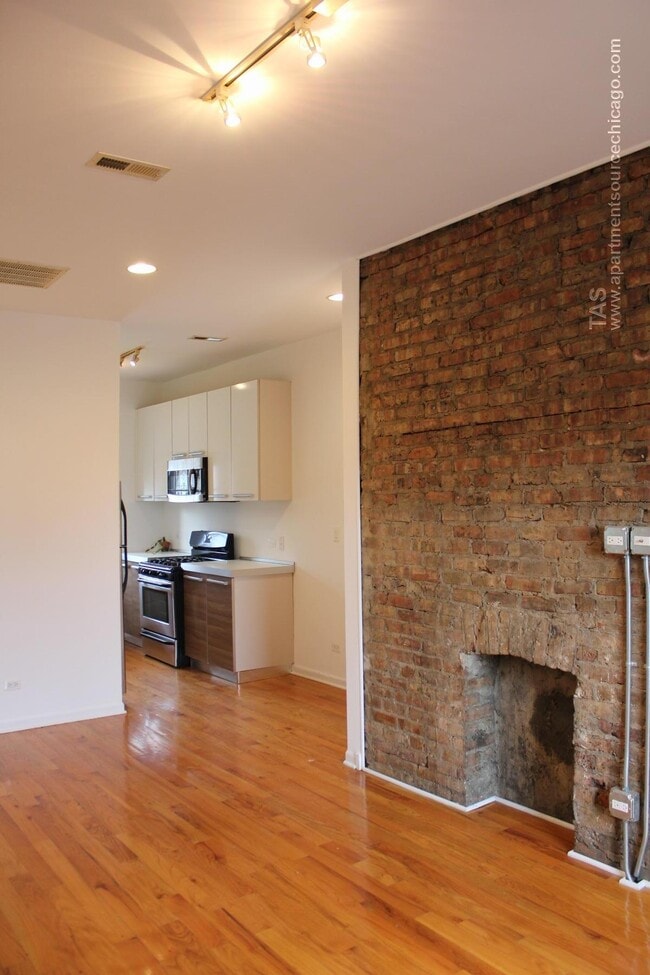 Building Photo - 1212 W Foster Ave