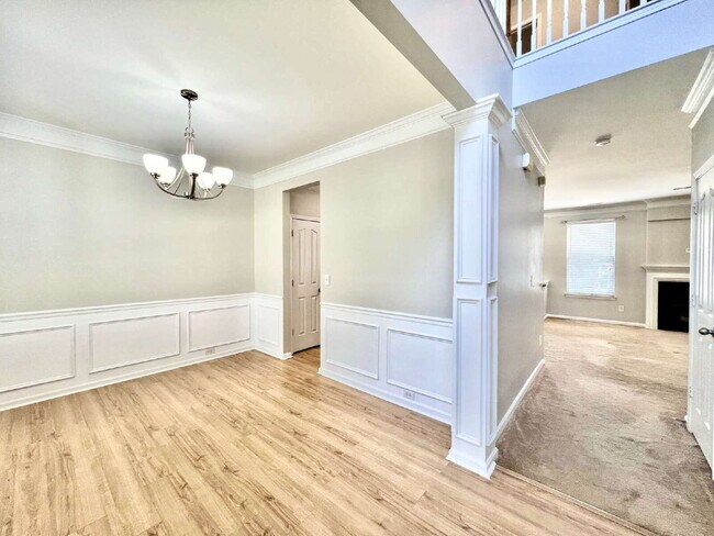 Building Photo - SPACIOUS 3 BEDROOMS!