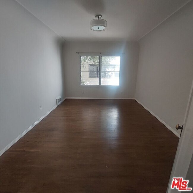 Foto del edificio - 8137 Blackburn Ave